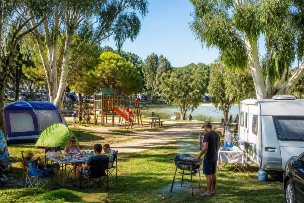découvrez le camping parc de bormes, un lieu convivial idéal pour toute la famille, offrant des activités et des espaces adaptés aux petits comme aux grands pour des vacances inoubliables.